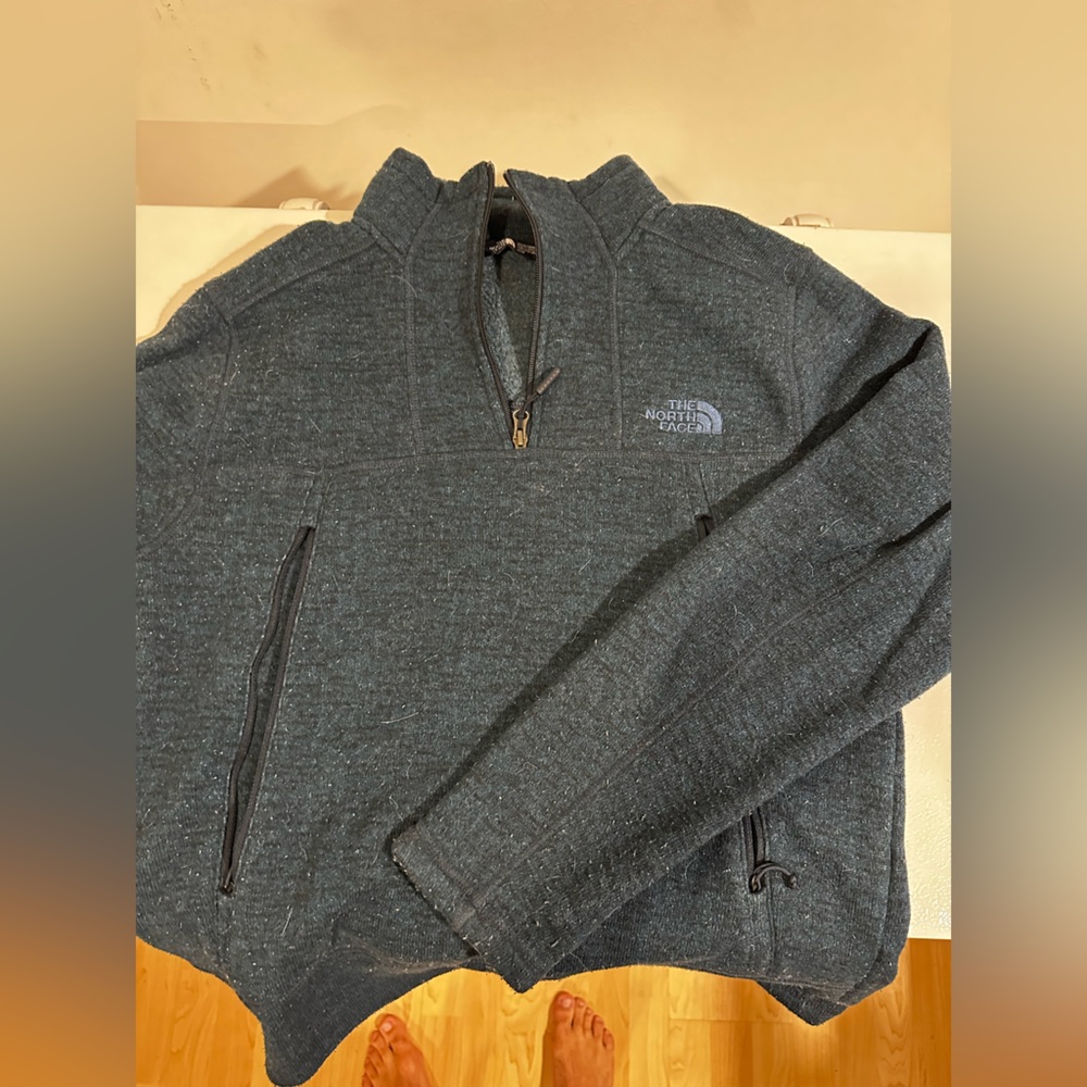 Men’s size MEDUIM North face 1/4 Zip